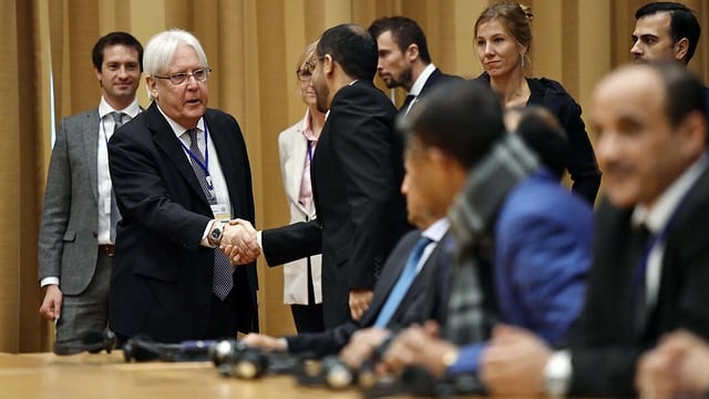 Der UNO-Gesandte für Jemen, Martin Griffiths, begrüsst die jemenitischen Delegierten zu den Friedensgesprächen im Schloss Johannesberg in Schweden. Der UNO-Gesandte für Jemen, Martin Griffiths, begrüsst die jemenitischen Delegierten zu den Friedensgesprächen im Schloss Johannesberg in Schweden.
