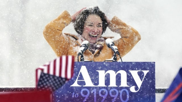 Amy Klobuchar mit Schnee in den Haaren Amy Klobuchar mit Schnee in den Haaren