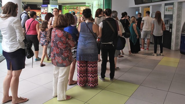 Lungas collonas avant ils automats da daners: Ils Grecs en malsegirs tge che capita suenter la decisiun a Brüssel. Lungas collonas avant ils automats da daners: Ils Grecs en malsegirs tge che capita suenter la decisiun a Brüssel.