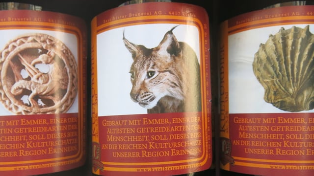 Zwei Etiketten, eine mit einem Luchs Zwei Etiketten, eine mit einem Luchs