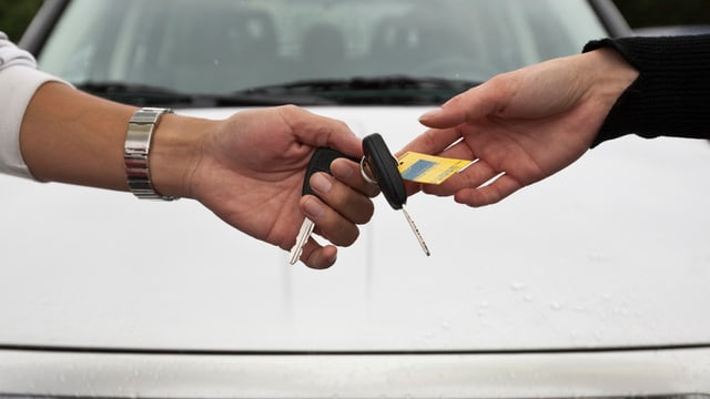 Übergabe eines Autoschlüssels Übergabe eines Autoschlüssels