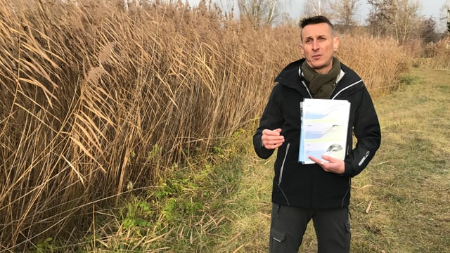 Mann auf dem Feld erklärt Mann auf dem Feld erklärt