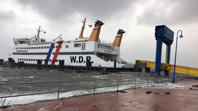 Wellen schwappen über die Hafenmole in Amrum Wellen schwappen über die Hafenmole in Amrum