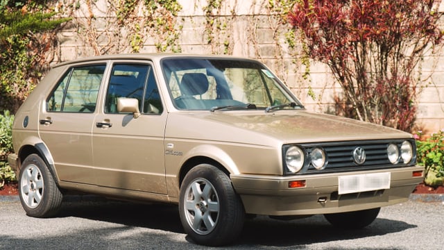 Goldenfarbener VW Golf. Goldenfarbener VW Golf.
