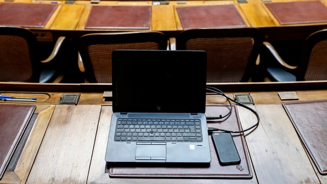 Laptop liegt auf Parlamentarierpult. Laptop liegt auf Parlamentarierpult.