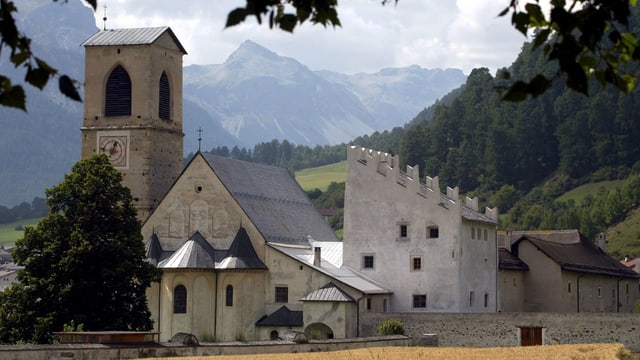 Kloster inmitten der Berge Kloster inmitten der Berge