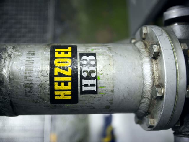 Metallleitung mit Heizoel-Schriftzug Metallleitung mit Heizoel-Schriftzug