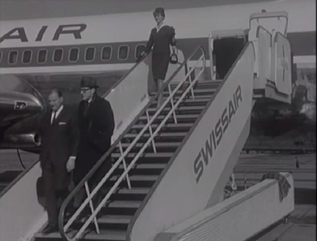 Swissair-Hostess steigt aus dem Flugzeug. Swissair-Hostess steigt aus dem Flugzeug.