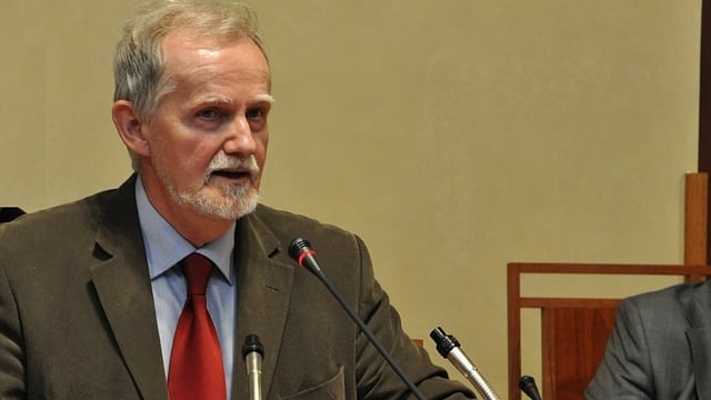 Ein Mann vor einem Mikrofon Ein Mann vor einem Mikrofon