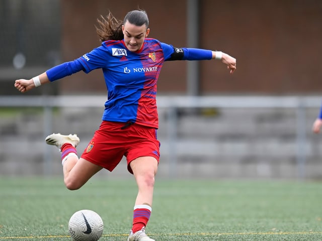 Riola Xhemaili drischt auf den Ball ein. Riola Xhemaili drischt auf den Ball ein.