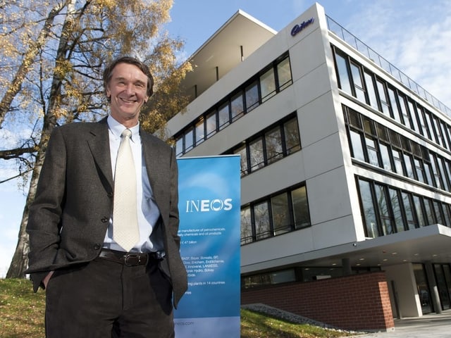 Jim Ratcliffe vor dem ehemaligen Firmensitz in Rolle bei Lausanne. Jim Ratcliffe vor dem ehemaligen Firmensitz in Rolle bei Lausanne.