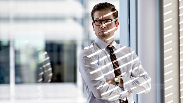 Energreen-Geschäftsführer Alexander Sødergren (Nikolaj Lie Kaas). Energreen-Geschäftsführer Alexander Sødergren (Nikolaj Lie Kaas).