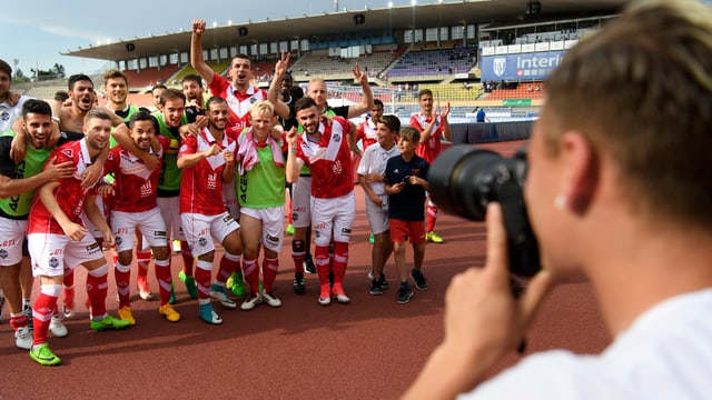 Alioski fotografiert seine Teamkollegen. Alioski fotografiert seine Teamkollegen.