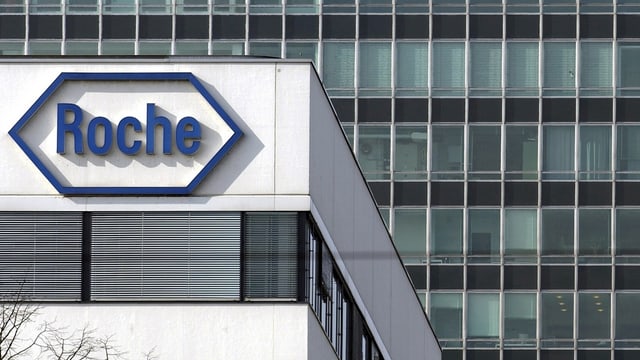 Gebäude mit Roche-Logo Gebäude mit Roche-Logo