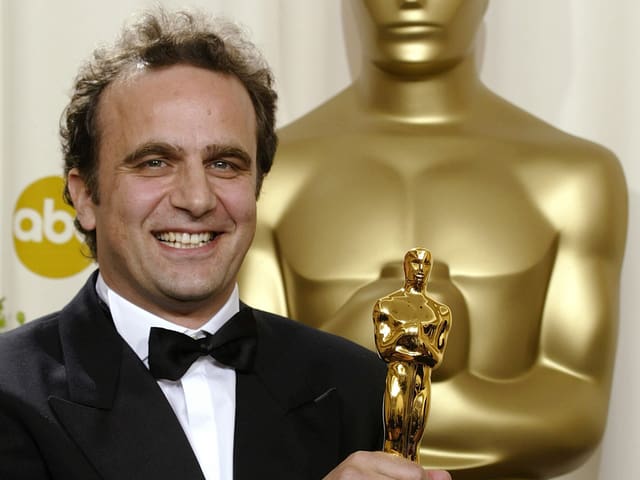 Oscar-Preisträger Pietro Scalia, mit der Oscar-Auszeichnung in der Hand 2002 Oscar-Preisträger Pietro Scalia, mit der Oscar-Auszeichnung in der Hand 2002