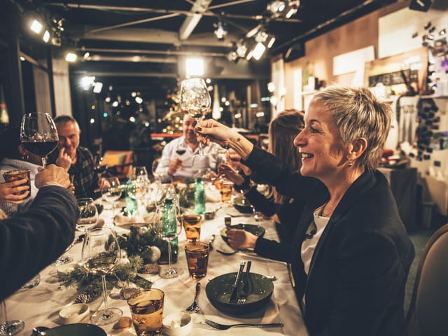 Solange es Spenden dafür gibt, sind wir offen für verrückte Ideen! Diese sympathische Gruppe ersteigerte ein Weihnachtsessen in der Glasbox.