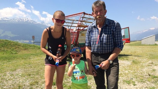 Angela, Leon e Luzian Cathomen da Breil cun in glatsch.