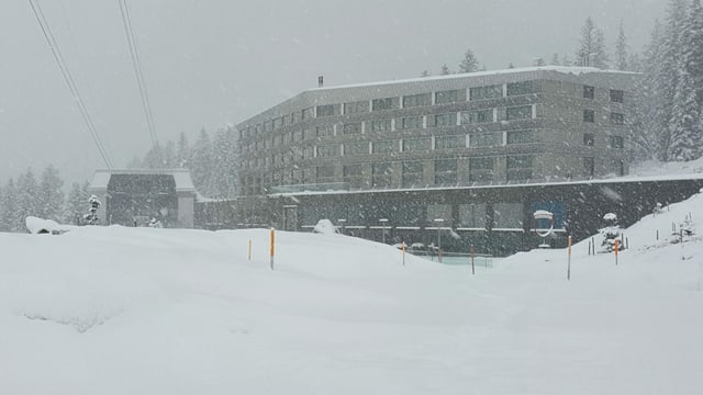 Blick Richtung Hotel und Bergstation auf der Schwägalp bei kräftigem Schneetreiben.