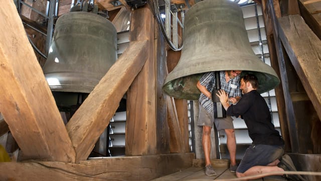 Peter Conradin Zumthor und Gabriel Schneider arbeiten an einem Klöppel der grossen Kirchglocke. Peter Conradin Zumthor und Gabriel Schneider arbeiten an einem Klöppel der grossen Kirchglocke.