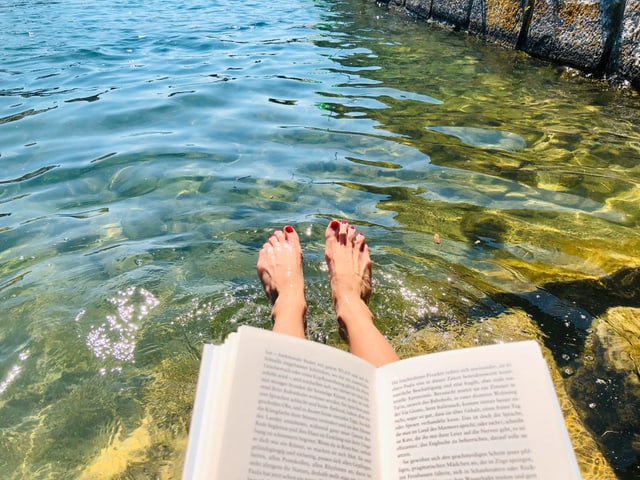 Annette König hält ihre Füsse ins Wasser Annette König hält ihre Füsse ins Wasser