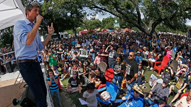 Beto O'Rourke spricht vor Anhängern. Beto O'Rourke spricht vor Anhängern.