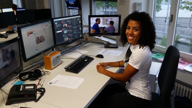 Mujinga Kambundji am Computer in der SRF-Sportredaktion Mujinga Kambundji am Computer in der SRF-Sportredaktion