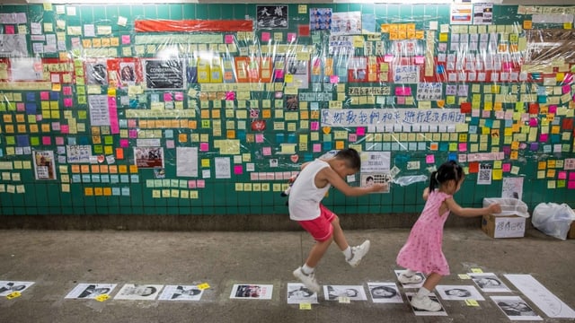 Zwei chinesische Kinder hüpfen. Sie spielen Himmel und Hölle. Zwei chinesische Kinder hüpfen. Sie spielen Himmel und Hölle.