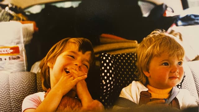 Zwei kleine Mädchen in einem Auto. Zwei kleine Mädchen in einem Auto.