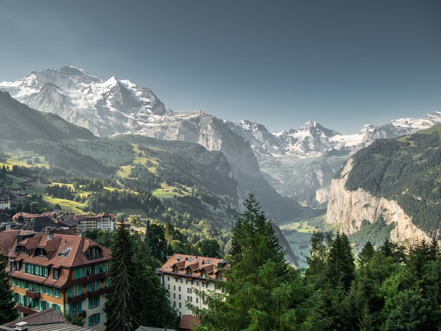 Wengen wird vom Morgenlicht geweckt, der Himmel ist wolkenlos.