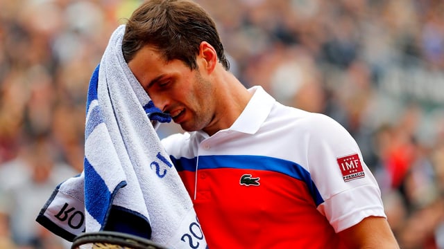 Albert Ramos-Vinolas wischt sich mit einem Handtuch das Gesicht ab. Albert Ramos-Vinolas wischt sich mit einem Handtuch das Gesicht ab.