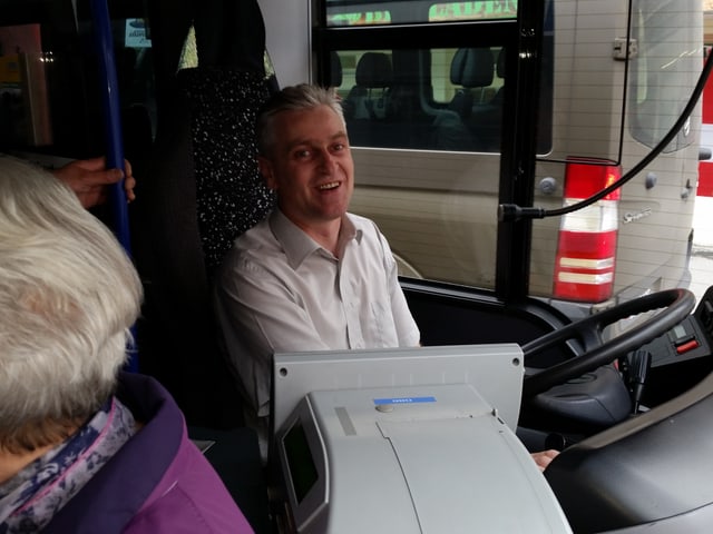 Blick zu Sretouvic in die Fahrerkabine des gut gefüllten Busses. Blick zu Sretouvic in die Fahrerkabine des gut gefüllten Busses.