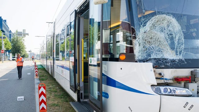 Ein Tram der Glattalbahn mit eingedrückter, zersplitterter Frontscheibe. Ein Tram der Glattalbahn mit eingedrückter, zersplitterter Frontscheibe.
