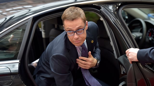 Alexander Stubb steigt aus Auto aus Alexander Stubb steigt aus Auto aus
