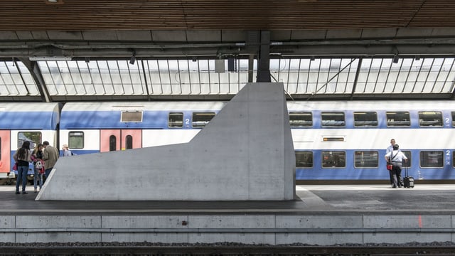 Frau in Zürich vor Zug gestossen: Landesverweis für 30-jährigen Mann