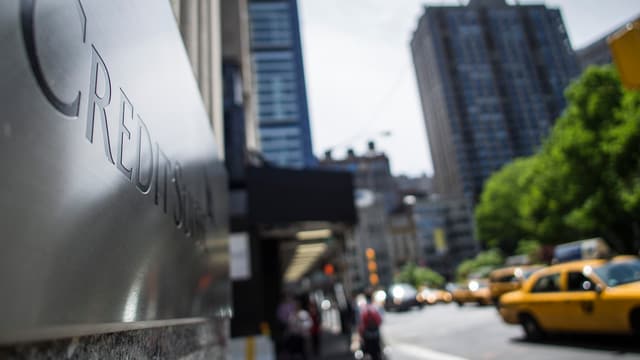 Strasse in New York mit gelbem Taxi, links Hauswand mit Credit-Suisse-Schild. Strasse in New York mit gelbem Taxi, links Hauswand mit Credit-Suisse-Schild.