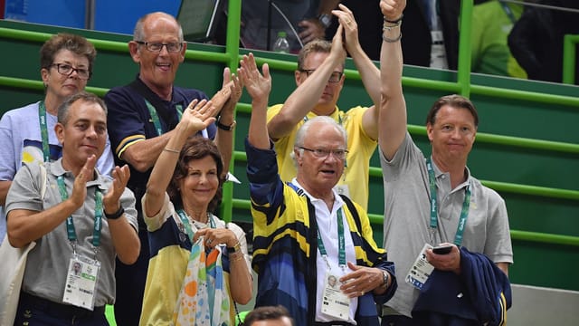 Königin Silvia und König Carl Gusta winken dem schwedischen Team zu.