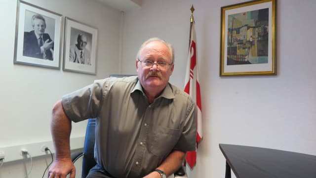 Portrait Pierre-André Comte, Sekretär des Mouvement autonomiste jurassien, vor Juraflagge. Portrait Pierre-André Comte, Sekretär des Mouvement autonomiste jurassien, vor Juraflagge.
