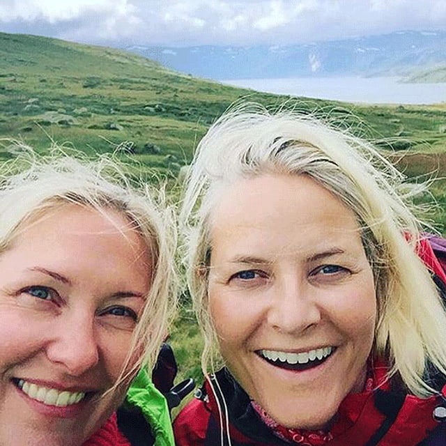 Mette-Marit und eine Freundin beim Wandern. Mette-Marit und eine Freundin beim Wandern.