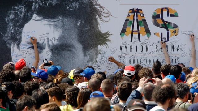 Tausende Fans gedenken in Imola dem verstorbenen Rennfahrer Ayrton Senna. Tausende Fans gedenken in Imola dem verstorbenen Rennfahrer Ayrton Senna.