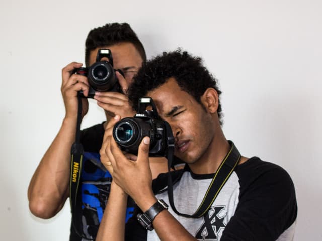 Ahmed (rechts) und Amanuel (im Hintergrund) mit ihrer Kameras Ahmed (rechts) und Amanuel (im Hintergrund) mit ihrer Kameras