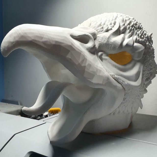 Eine rohe, noch unbemalte Vogelmaske gleich nach dem Ausdruck. Eine rohe, noch unbemalte Vogelmaske gleich nach dem Ausdruck.