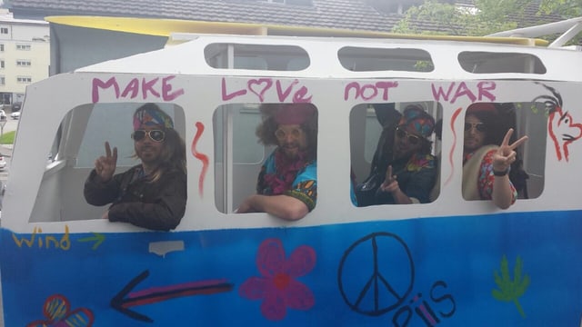 Hippie-Stimmung pur! Der Bus der Panagos - mit ganz viel Liebe geschmückt.