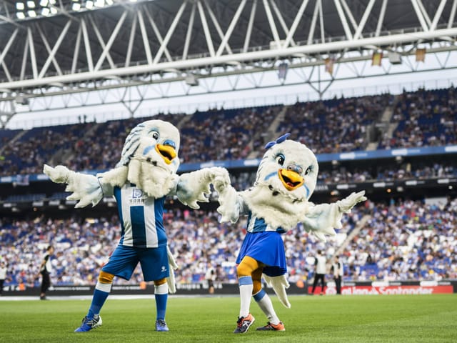 Die Maskottchen von Espanyol Barcelona tanzen.