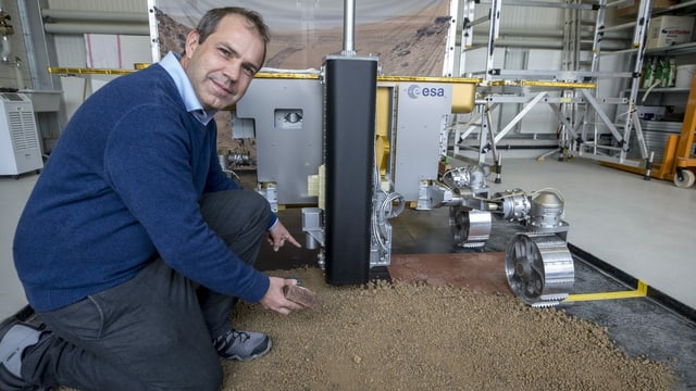 Nikolaus Kuhn, Professor für Physiogeographie und Umweltwandel an der Universität Basel, mit einem Marsrover-Nachbau. Nikolaus Kuhn, Professor für Physiogeographie und Umweltwandel an der Universität Basel, mit einem Marsrover-Nachbau.