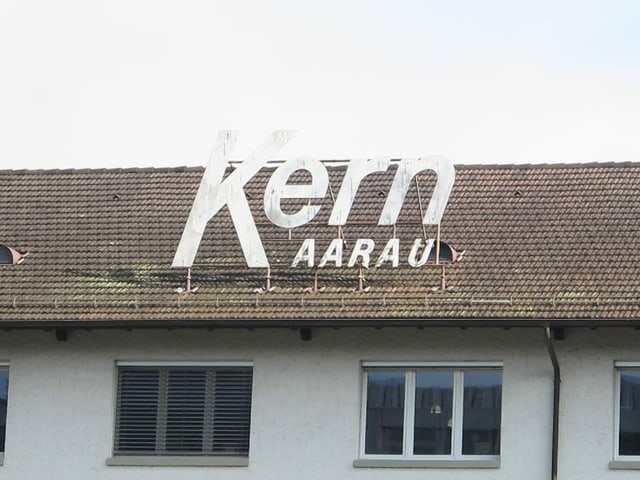 Schriftzug Kern auf Dach. Schriftzug Kern auf Dach.