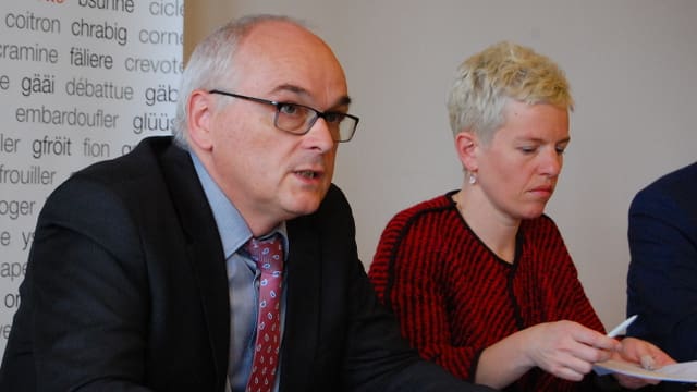 Mann und Frau am referieren. Mann und Frau am referieren.