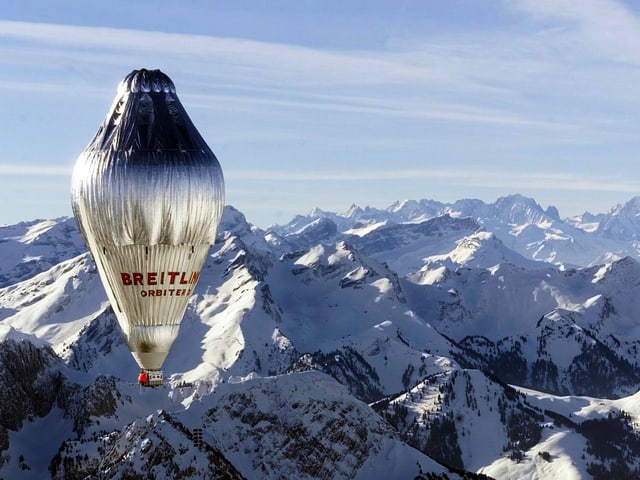 Der «Breitling Orbiter 3» vor Bergpanorama