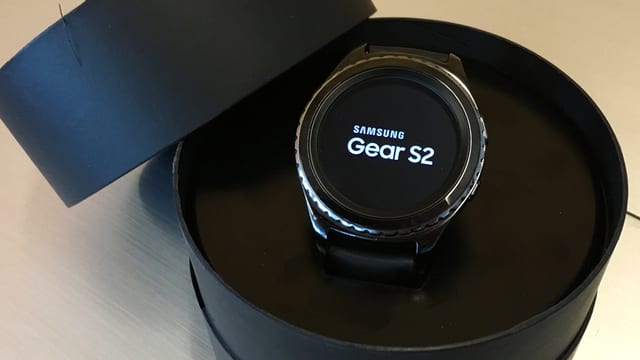 Eine Smartwatch in einer Schachtel. Eine Smartwatch in einer Schachtel.
