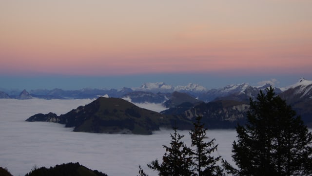 Blick vom Stanserhorn am Samstagabend auf das Nebelmeer. Am Horizont befindet sich der Glärnisch. Blick vom Stanserhorn am Samstagabend auf das Nebelmeer. Am Horizont befindet sich der Glärnisch.