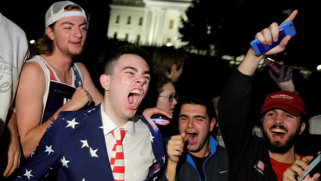 Junge Supporter von Donald Trump jubeln. Junge Supporter von Donald Trump jubeln.